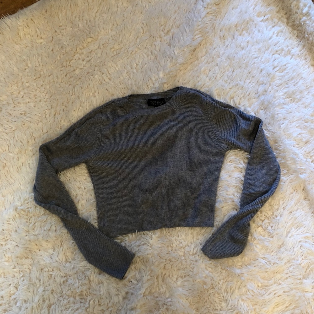 Gray long-sleeved crop top